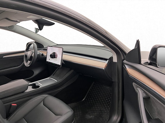 Tesla Model Y 24 of 30