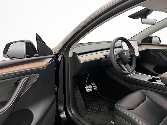 Tesla Model Y 11 of 30