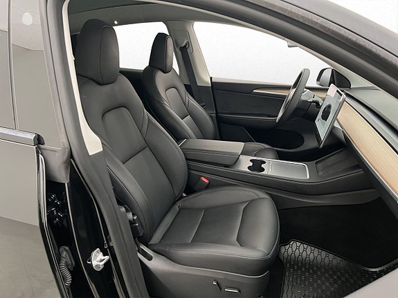 Tesla Model Y 25 of 30