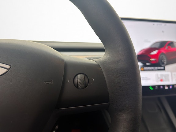 Tesla Model Y 16 of 30