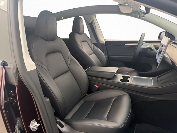 Tesla Model Y 27 of 30