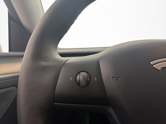 Tesla Model Y 15 of 30