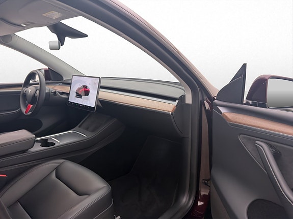 Tesla Model Y 28 of 30