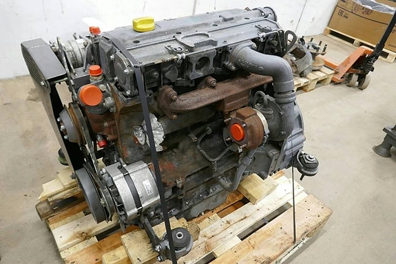 Volvo L40 Motor VOE9002810933 2 of 4