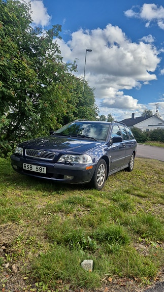 Volvo V40 2 of 6