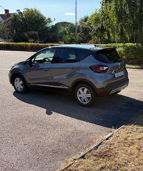 Renault Captur 3 of 8