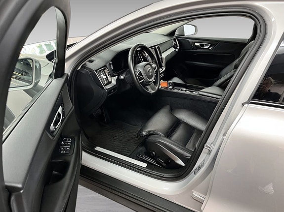 Volvo V60 Cross Country 7 of 11
