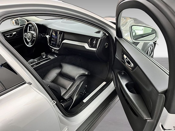 Volvo V60 Cross Country 8 of 11