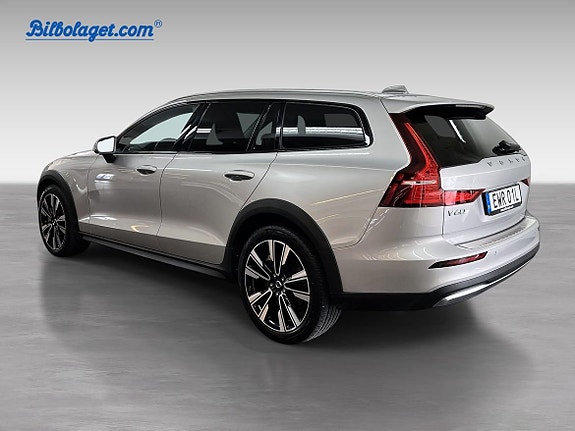 Volvo V60 Cross Country 3 of 11