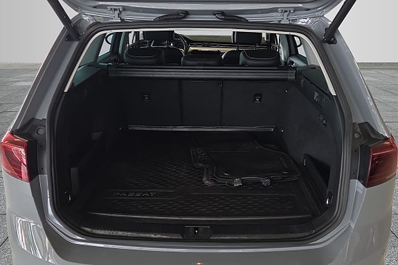Volkswagen Passat 9 of 14