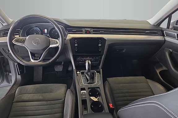 Volkswagen Passat 12 of 14