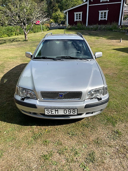 Volvo V40 2 of 7