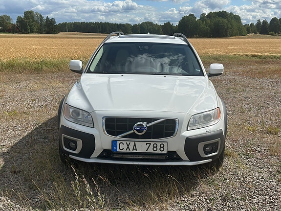 Volvo XC70 2 of 17