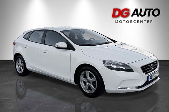 Volvo V40 2 of 26