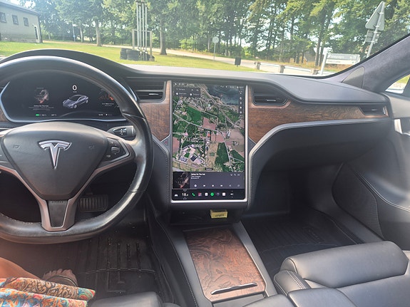 Tesla Model S 3 of 6