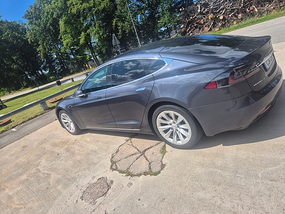 Tesla Model S 4 of 6