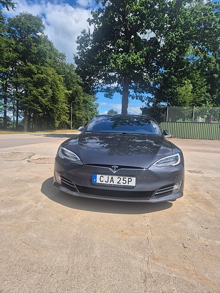 Tesla Model S 2 of 6