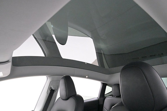 Tesla Model Y 24 of 27