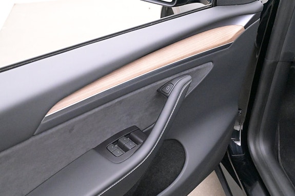 Tesla Model Y 10 of 27