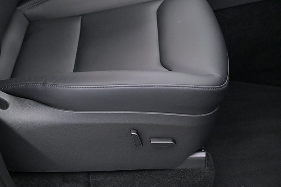 Tesla Model Y 13 of 27