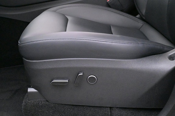 Tesla Model Y 11 of 27
