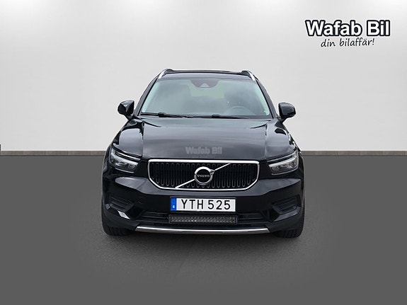 Volvo XC40 2 of 14
