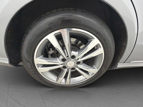 Mercedes-Benz E200 26 of 30