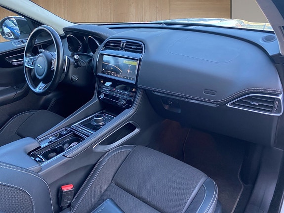 Jaguar F-PACE 15 of 16