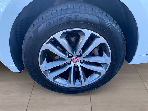 Jaguar F-PACE 10 of 16
