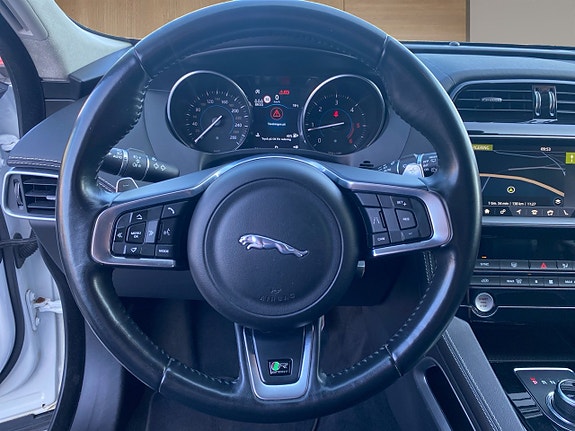Jaguar F-PACE 12 of 16