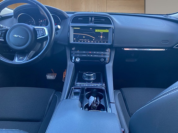 Jaguar F-PACE 13 of 16