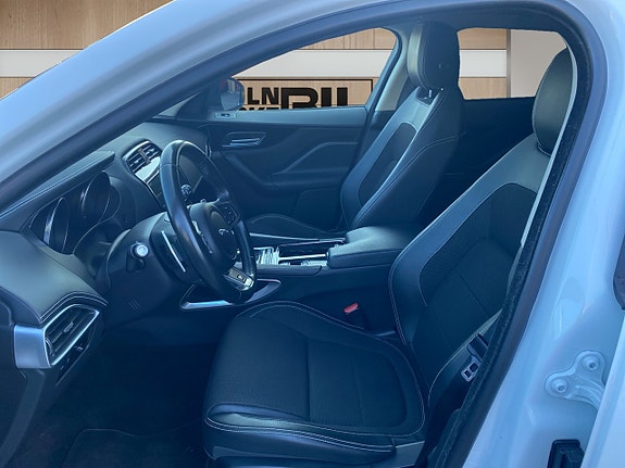 Jaguar F-PACE 11 of 16
