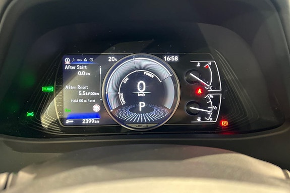 Lexus UX250h 16 of 21