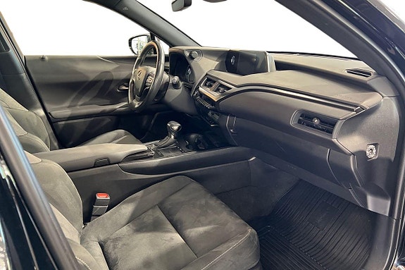 Lexus UX250h 7 of 21