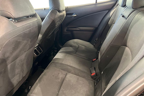 Lexus UX250h 13 of 21