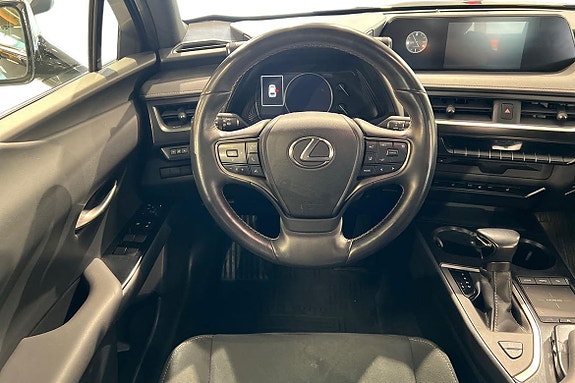 Lexus UX250h 11 of 21