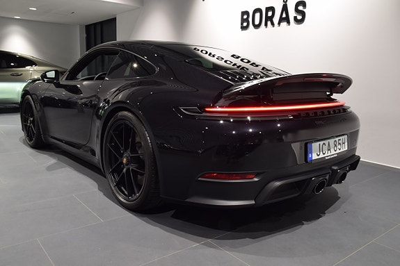 Porsche 911 Carrera 4 GTS 10 of 17