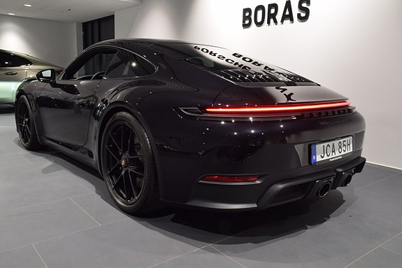 Porsche 911 Carrera 4 GTS 9 of 17