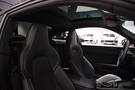 Porsche 911 Carrera 4 GTS 12 of 17