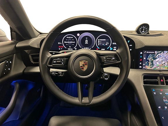 Porsche Taycan Cross Turismo 12 of 17
