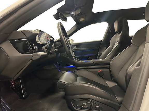 Porsche Taycan Cross Turismo 8 of 17