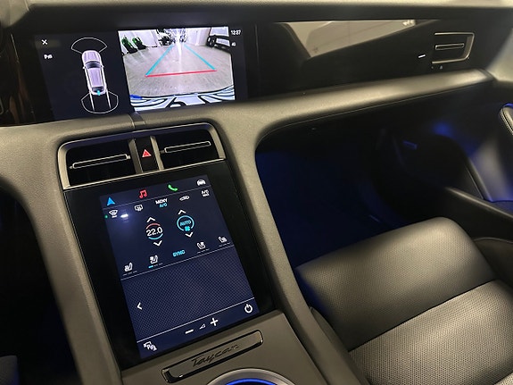Porsche Taycan Cross Turismo 11 of 17