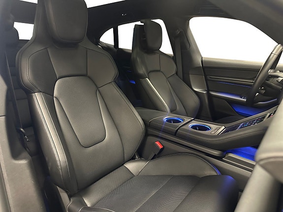 Porsche Taycan Cross Turismo 14 of 17