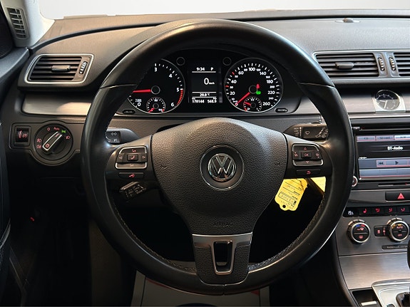 Volkswagen Passat 13 of 25