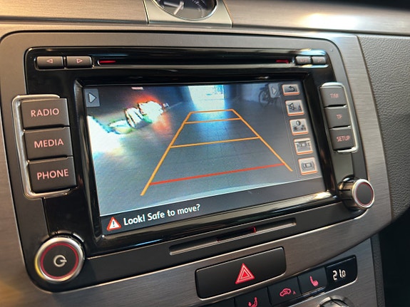 Volkswagen Passat 18 of 25