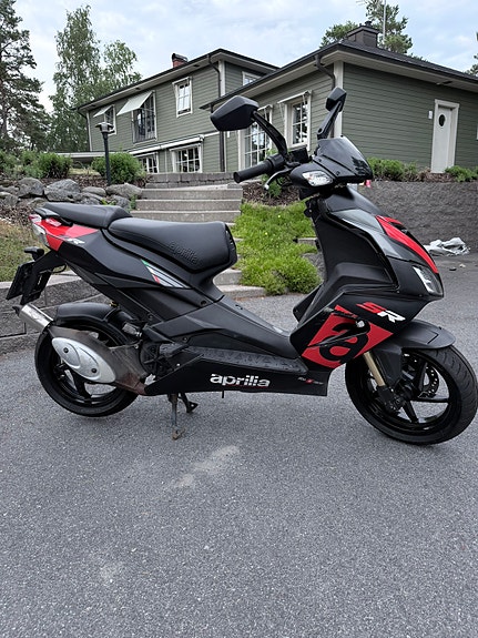 Aprilia SR 50 R 3 of 5