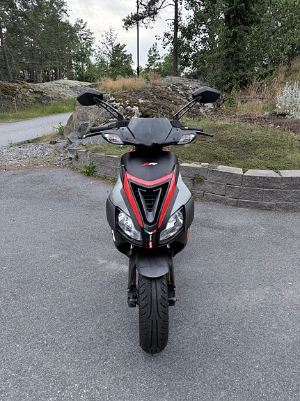 Aprilia SR 50 R 2 of 5