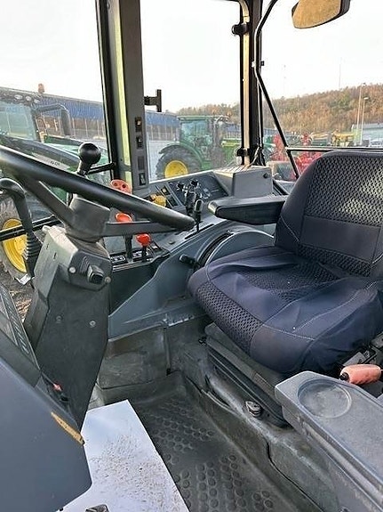 Ford New Holland 8240 TRAKTOR 4 of 5