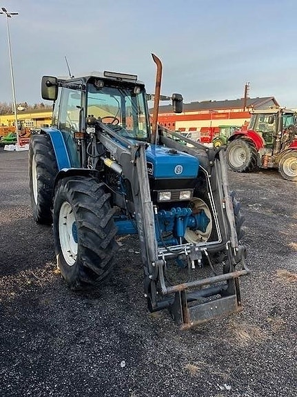 Ford New Holland 8240 TRAKTOR 2 of 5