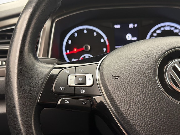 Volkswagen T-Roc 12 of 28